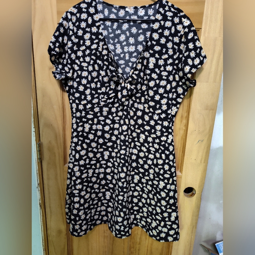 Black dress with daisies